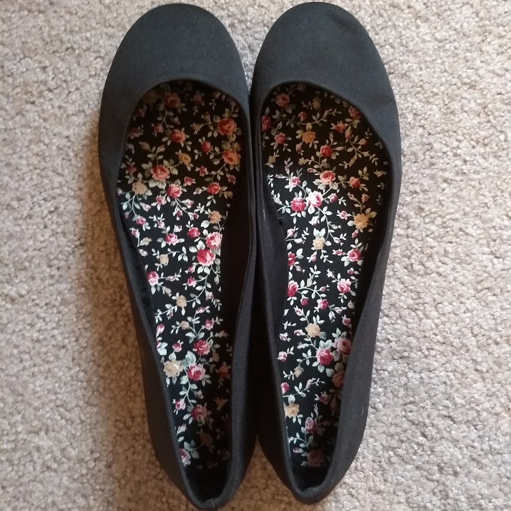 Black ballet flats